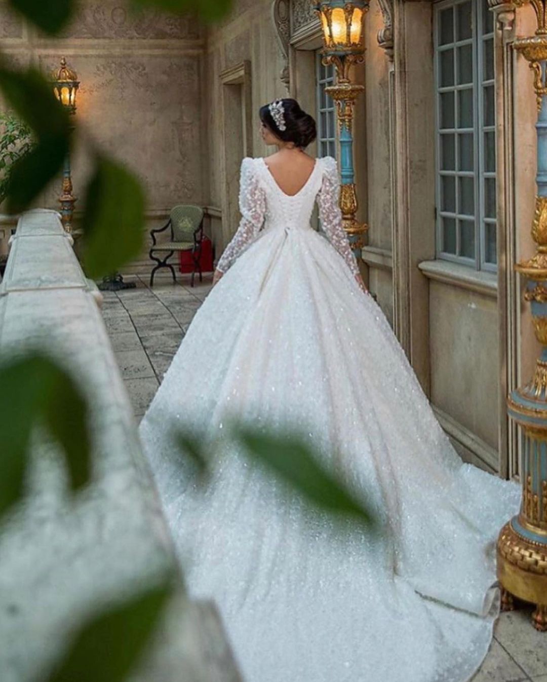 A-Linien-Hochzeitskleid mit tiefem V-Ausschnitt und langen Ärmeln in Schleppe