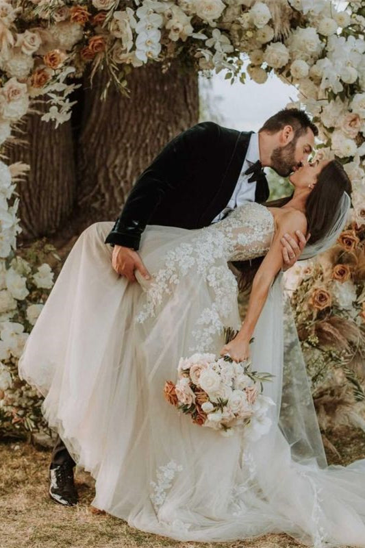 Brautkleid in A-Linie mit herzförmigem Tüll und Spitzenapplikationen