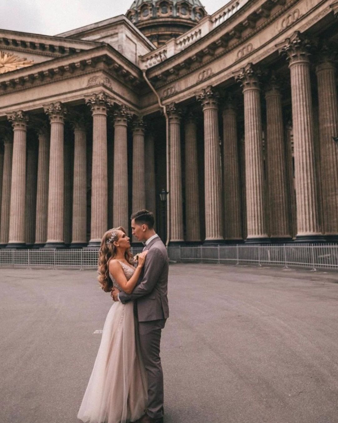 Boho-Brautkleid in A-Linie mit V-Ausschnitt, Tüll und Spitze, Schlitz und Applikationen