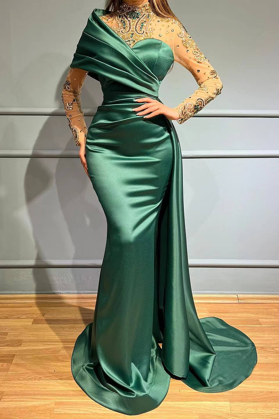 Wunderschönes, langärmliges, kristallklares Meerjungfrau-Abschlussballkleid mit Stehkragen und Rüschen