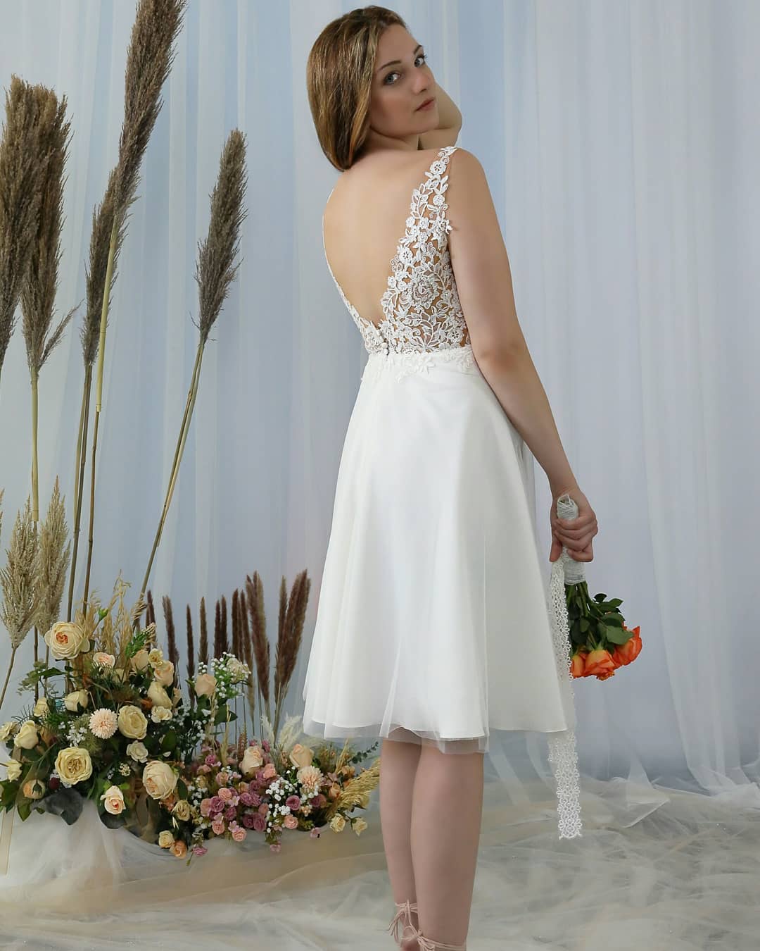 Knielanges A-Linien-Brautkleid mit V-Ausschnitt und Spitze