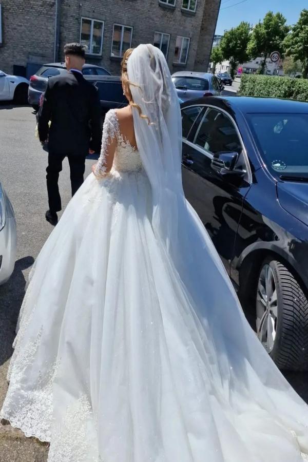 Wunderschönes weißes A-Linien-Hochzeitskleid aus Spitze mit V-Ausschnitt und langen Ärmeln