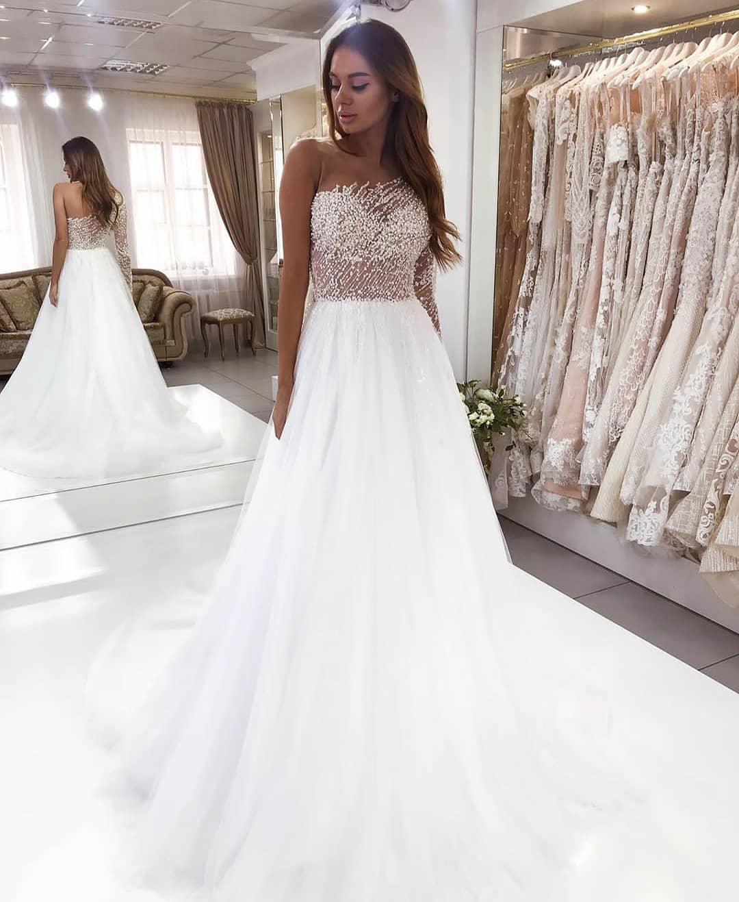 A-Linien-Bateau-Brautkleid mit langen Ärmeln und Perlenspitze