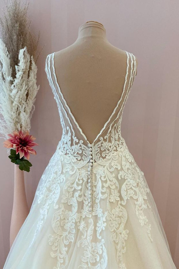 Edles, herzförmiges, rückenfreies, bodenlanges Brautkleid in A-Linie aus Tüll mit applizierter Spitze