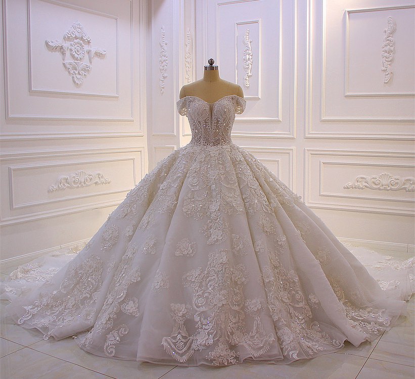 Herzförmiges, schulterfreies, rückenfreies Brautkleid mit Applikationen