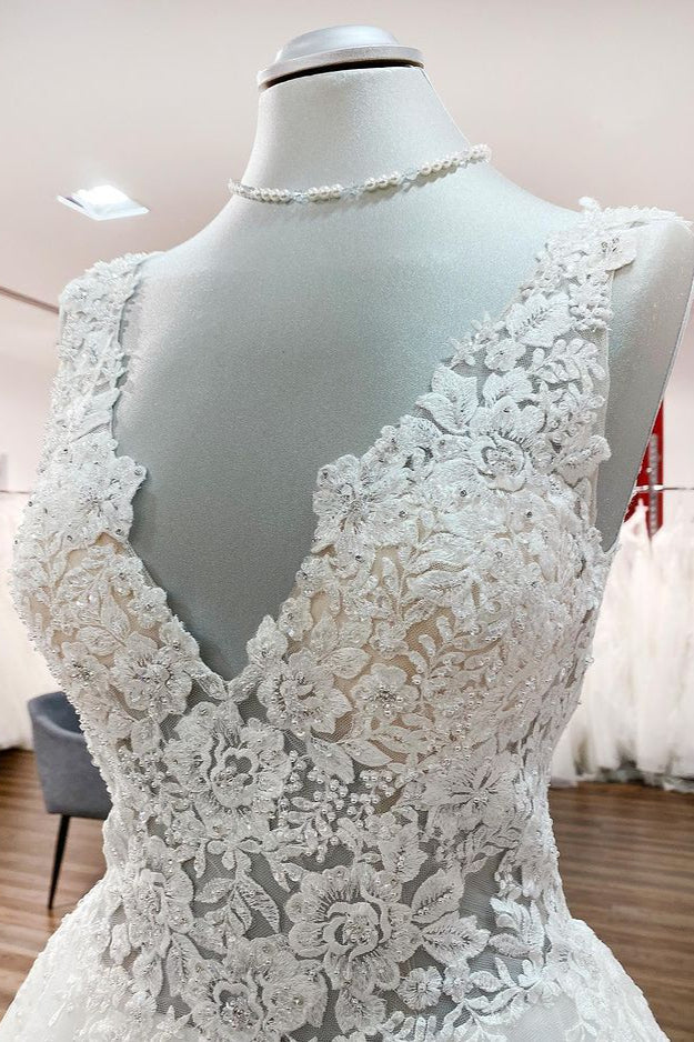 Lange A-Linien-Brautkleider mit V-Ausschnitt, Tüllspitze und weißen Rüschen
