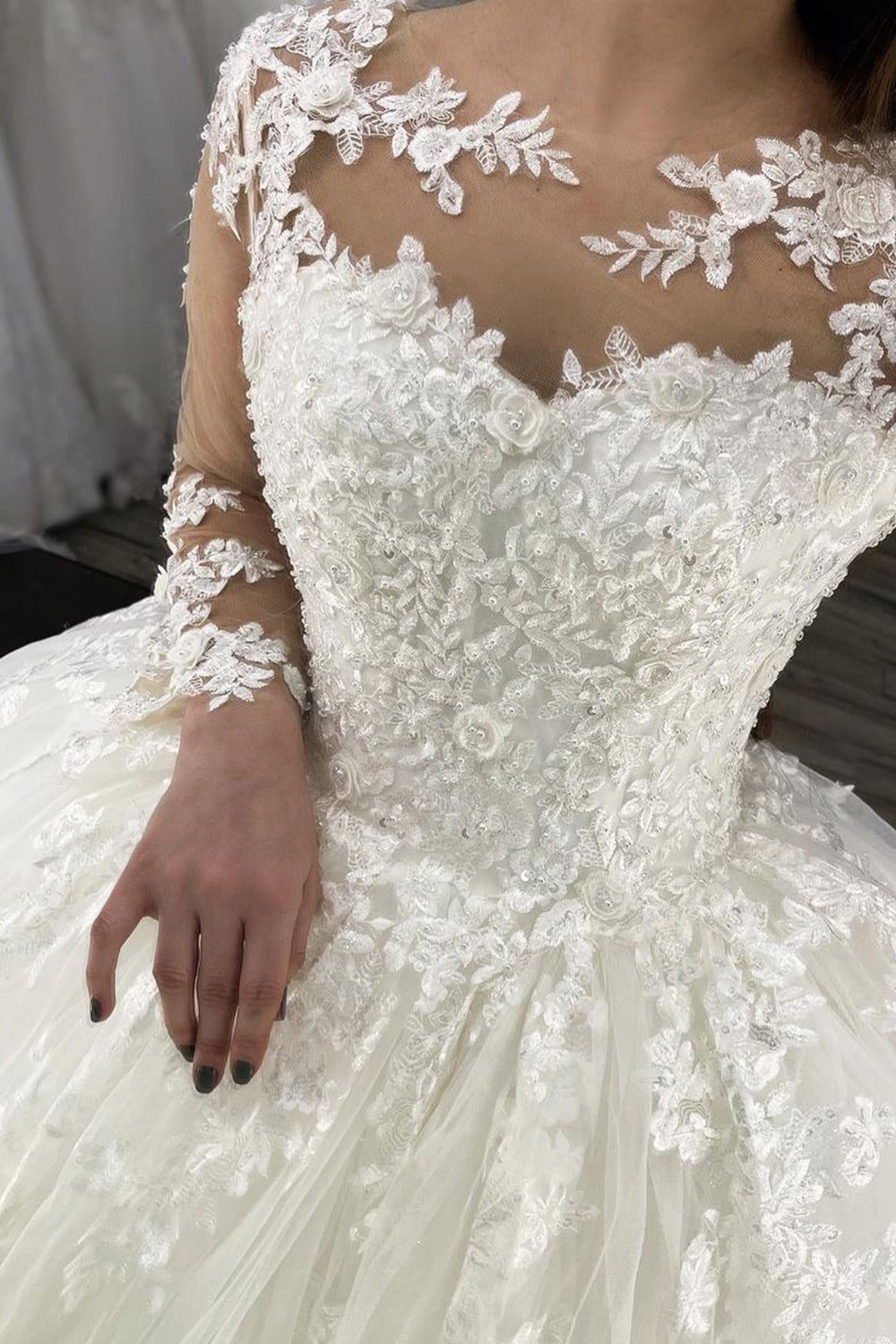 Ballkleid-Hochzeitskleid aus transparentem Tüll mit langen Ärmeln und Applikationen