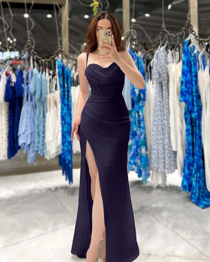 Schwarzes, ärmelloses Ballkleid mit Spaghettiträgern, Herzausschnitt und hohem Schlitz