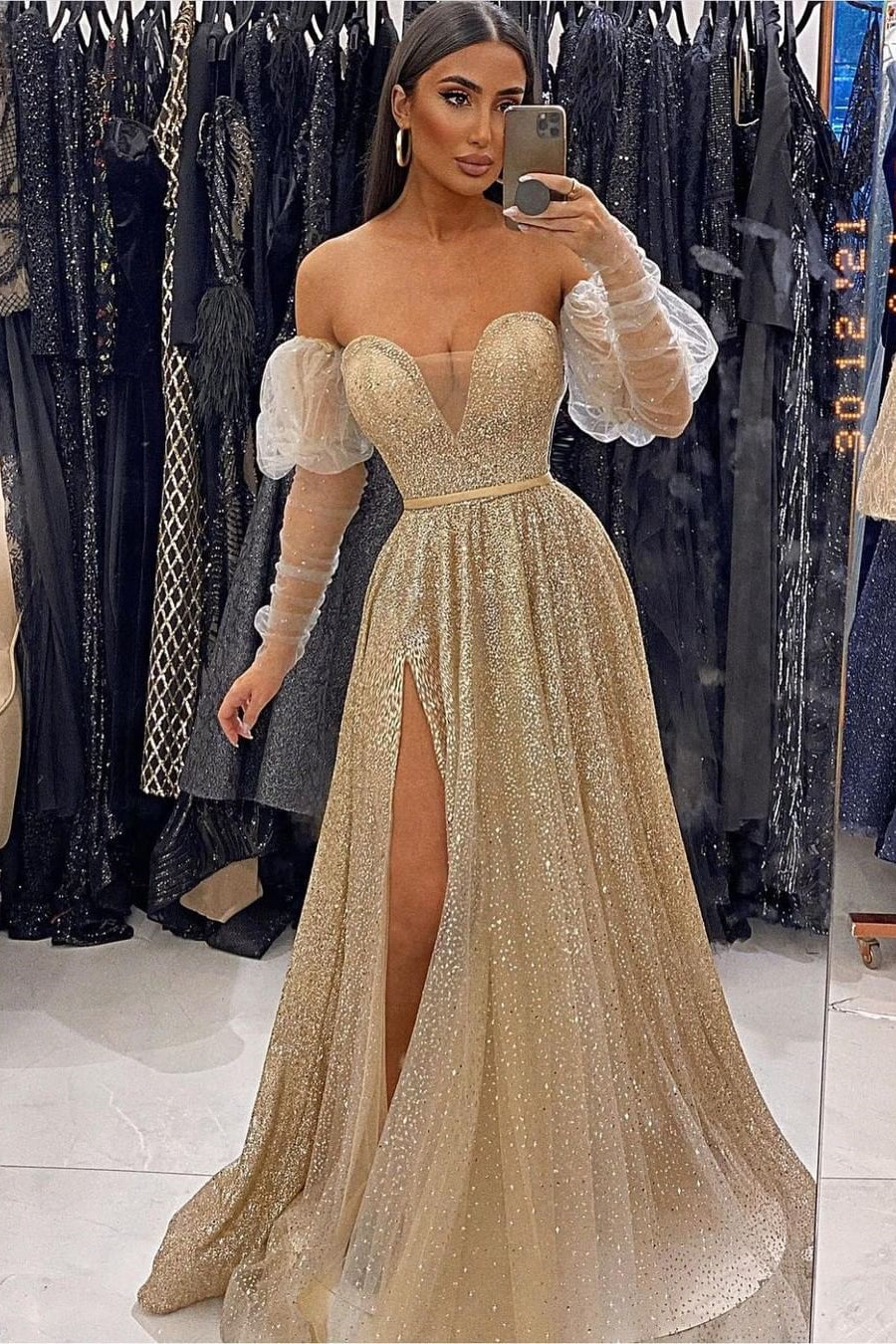 Champagnerfarbenes Abendkleid mit Pailletten, V-Ausschnitt und Schlitz vorne und langen Ärmeln