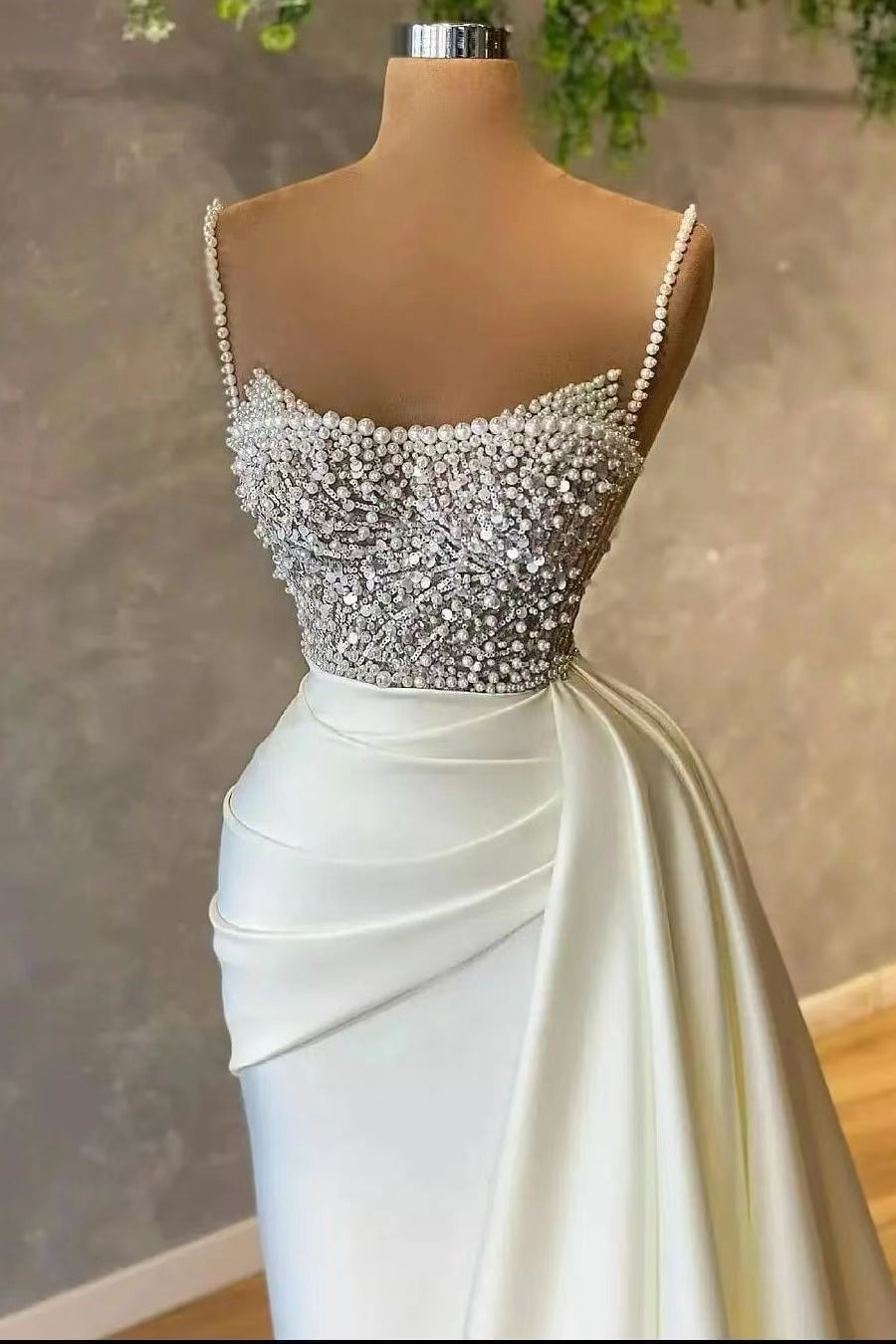 Elegantes Abendkleid im Meerjungfrau-Stil mit Spaghettiträgern, Perlen und plissierten Pailletten