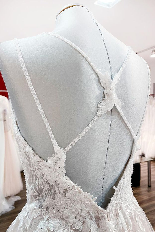 Bescheidenes langes Prinzessin-Brautkleid mit V-Ausschnitt, Spaghettiträgern, Rüschen und Spitzentüll