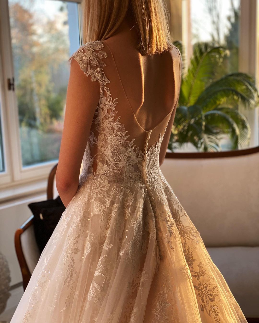 Ärmelloses Bateau-Brautkleid in A-Linie mit rückenfreier Kirchenschleppe und applizierter Spitze