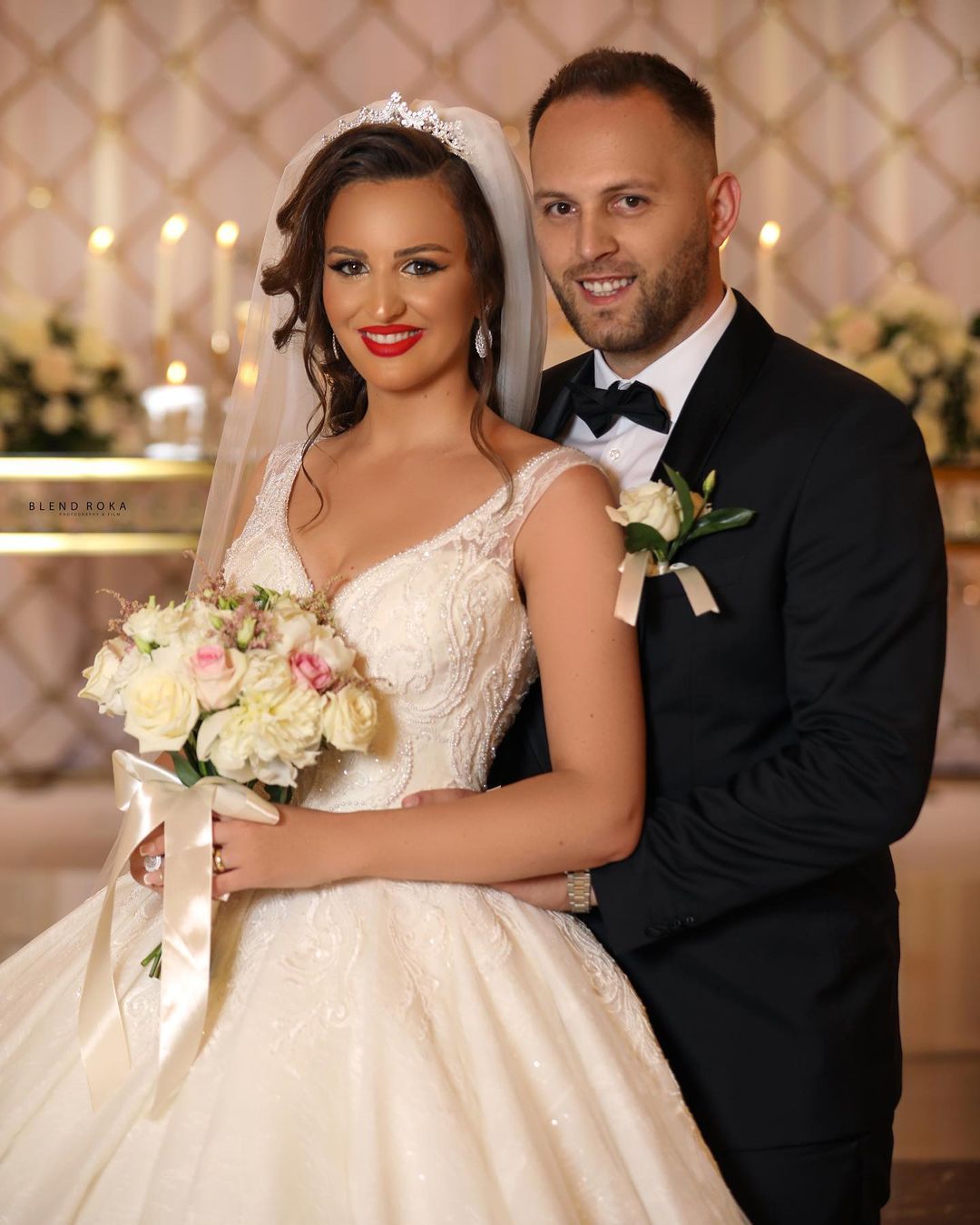 Brautkleid aus Tüll mit V-Ausschnitt und Spitzenapplikationen