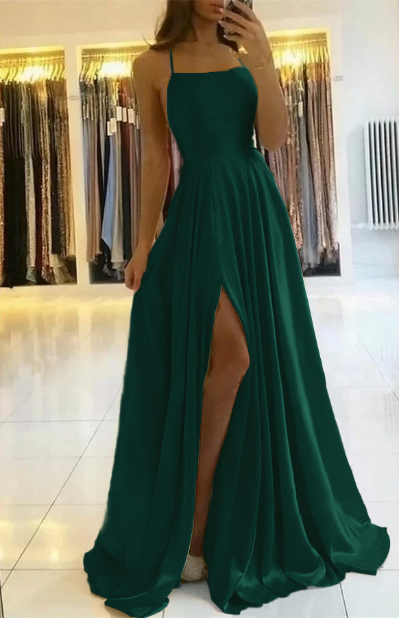 Salbeigrünes, langes, plissiertes Ballkleid mit Spaghettiträgern und Schlitz