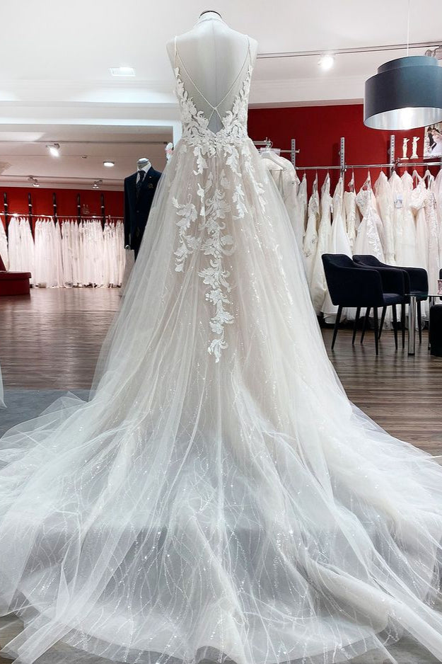 Langes Brautkleid im Prinzessin-Stil mit Spaghettiträgern, Tüll und V-Ausschnitt und Spitzenapplikationen
