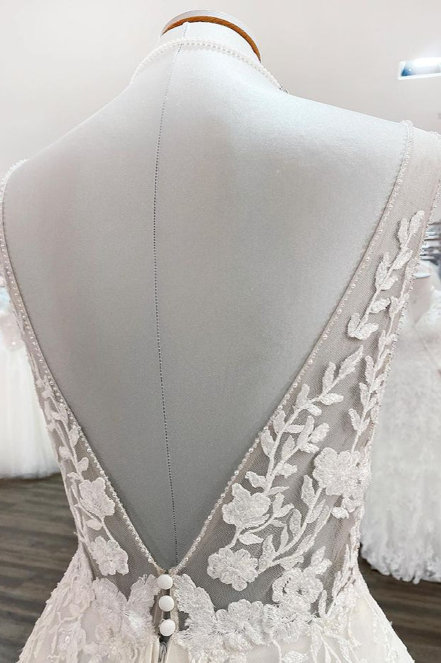 Elegantes, langes Brautkleid in A-Linie mit offenem Rücken und Tüllspitze mit V-Ausschnitt