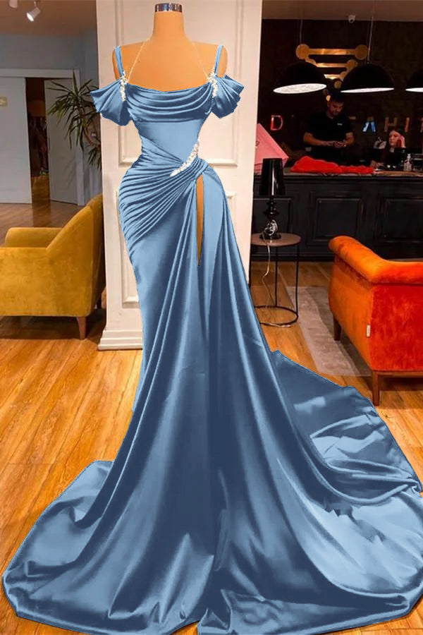 Dunkelgrünes, schulterfreies Ballkleid mit langem Schlitz