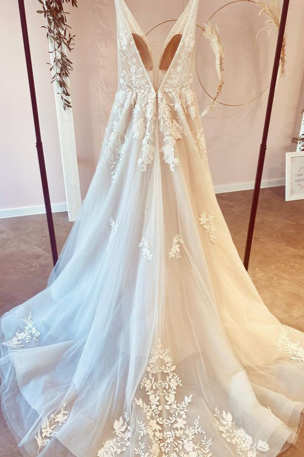 Bodenlanges Brautkleid aus Tüll in A-Linie mit tiefem V-Ausschnitt