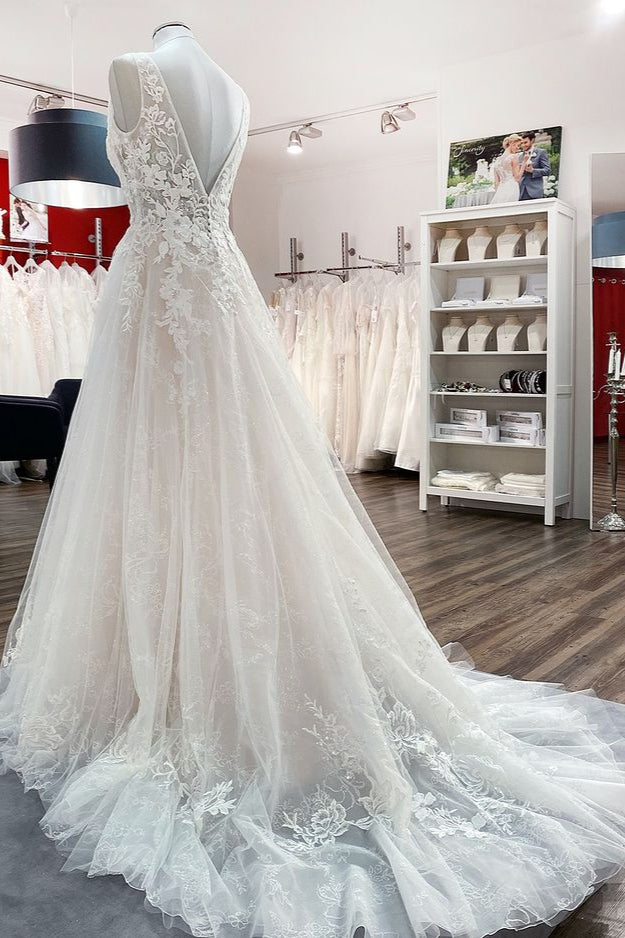 Langes A-Linien-Brautkleid mit tiefem V-Ausschnitt und ärmellosem Tüll mit offenem Rücken und Spitzenapplikationen