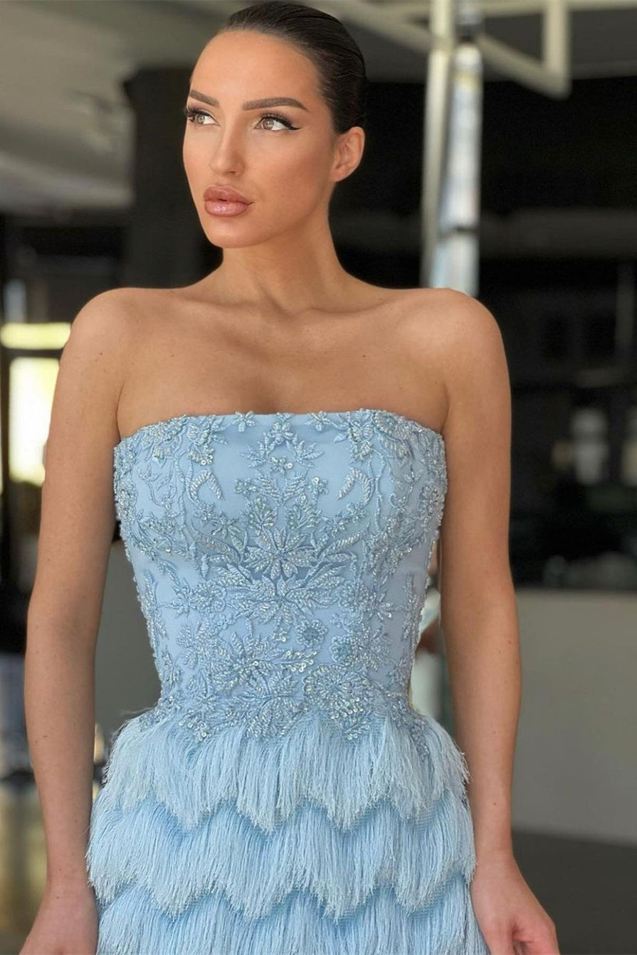 Bezauberndes blaues schulterfreies Ballkleid mit Federperlen