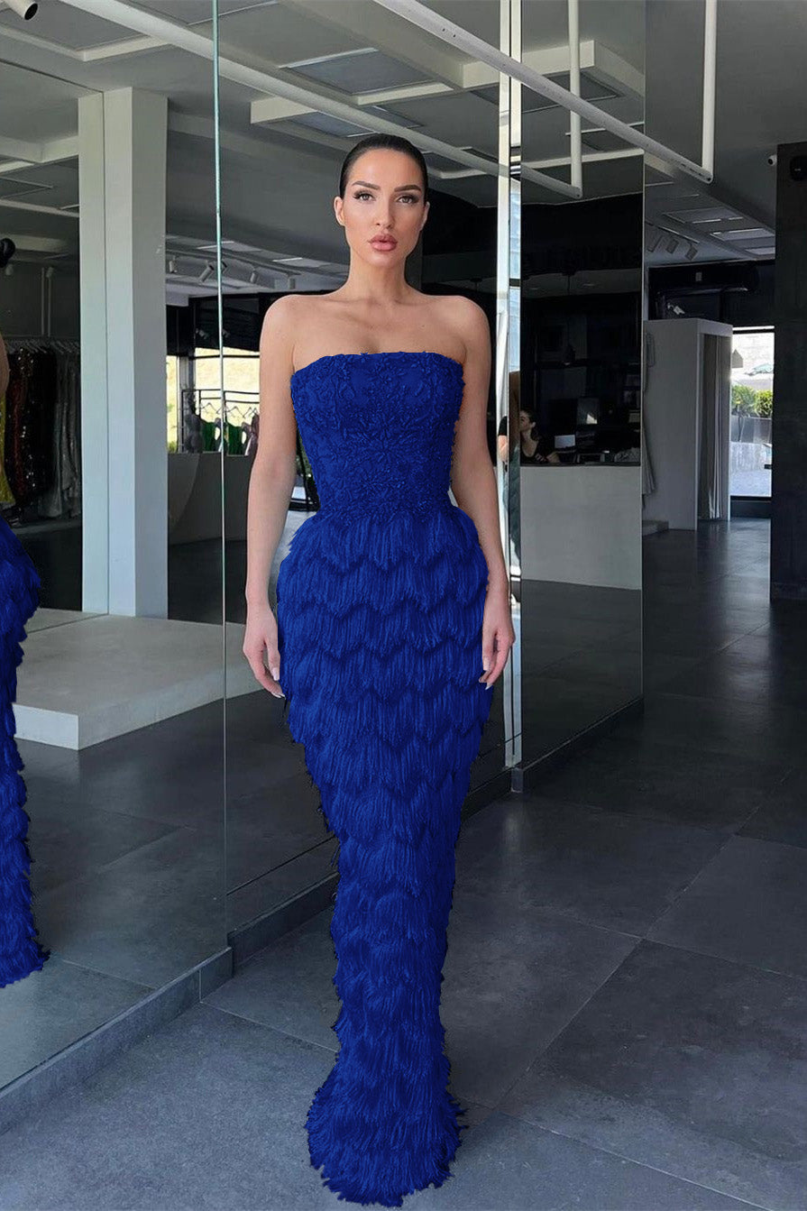 Bezauberndes blaues schulterfreies Ballkleid mit Federperlen