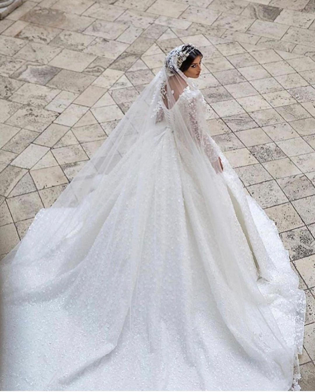 A-Linien-Hochzeitskleid mit tiefem V-Ausschnitt und langen Ärmeln in Schleppe