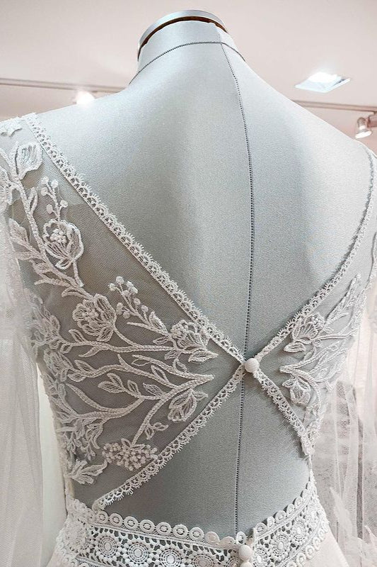 Langes A-Linien-Brautkleid mit herzförmigen Applikationen und Ärmeln, Tüll und Perlenverzierung