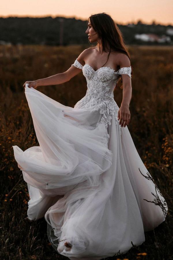 A-Linien-Brautkleid aus schulterfreiem Tüll mit Spitzenapplikationen