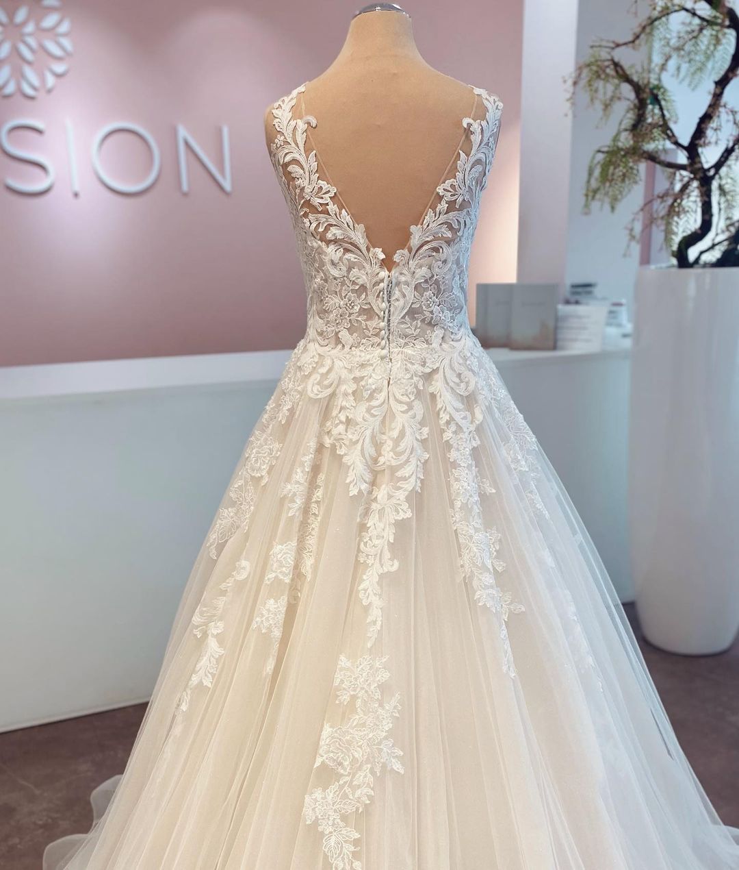 Langes, ärmelloses Brautkleid aus Tüll mit V-Ausschnitt und Spitze in A-Linie