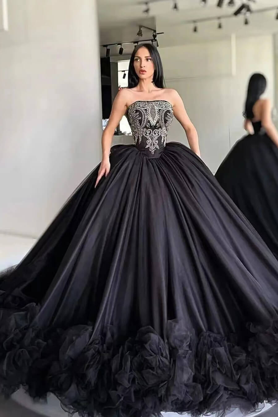 Wunderschönes schwarzes, trägerloses, ärmelloses Meerjungfrau-Abschlussballkleid mit Applikationen