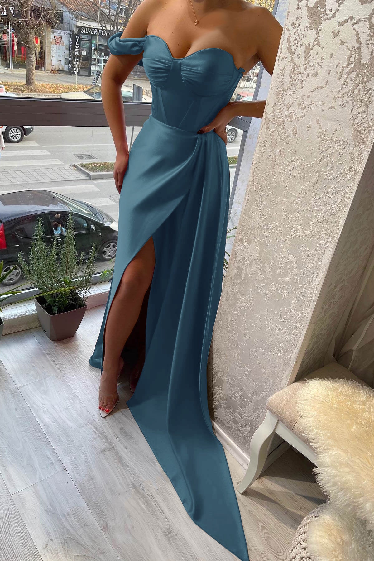Atemberaubendes, schulterfreies, herzförmiges, geschlitztes Abendkleid mit Rüschen