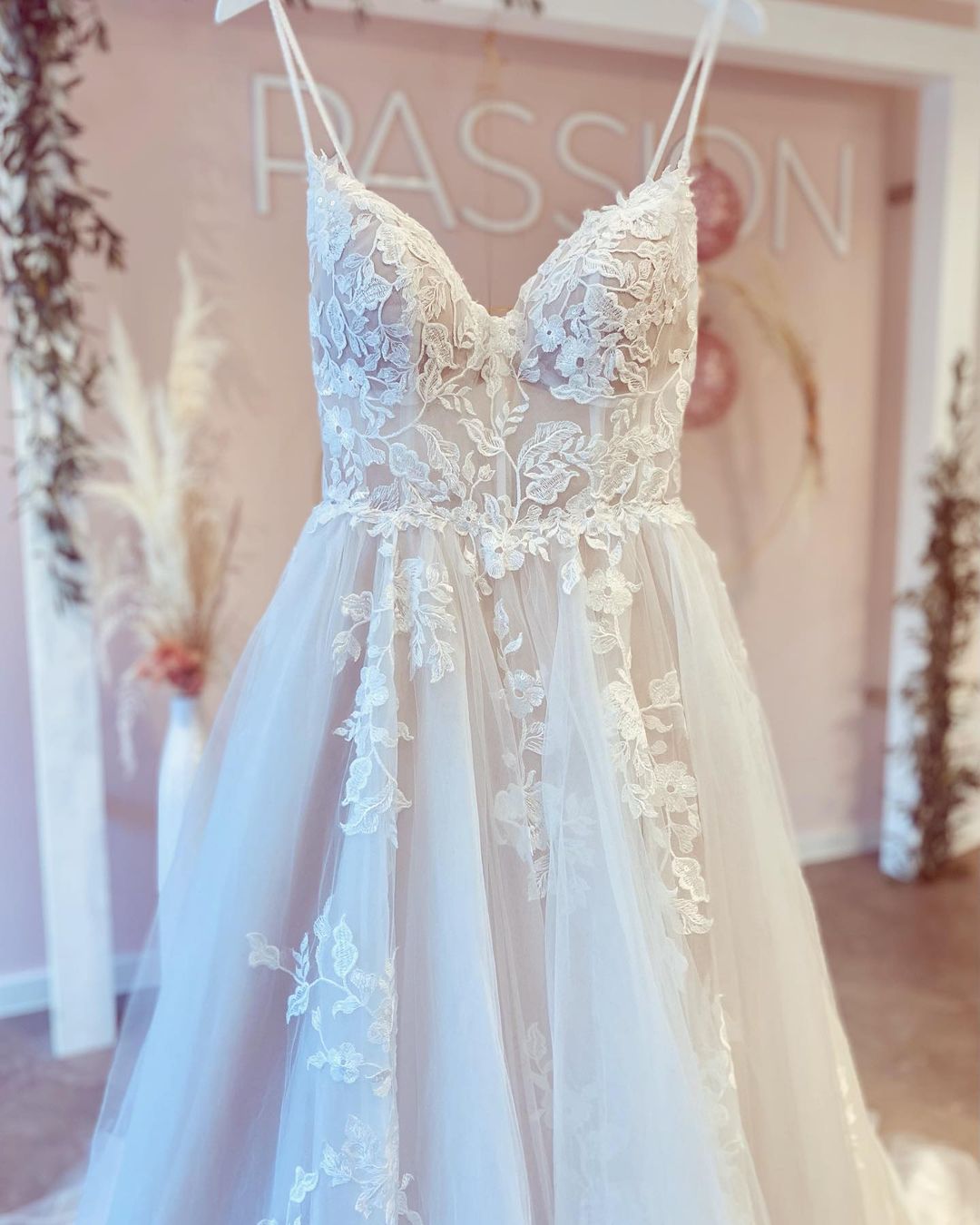A-Linie, V-Ausschnitt, Spaghettiträger, rückenfrei, langes Brautkleid mit Tüll