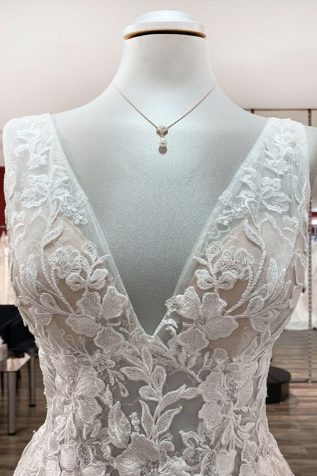 Langes A-Linien-Brautkleid mit tiefem V-Ausschnitt und ärmellosem Tüll mit offenem Rücken und Spitzenapplikationen