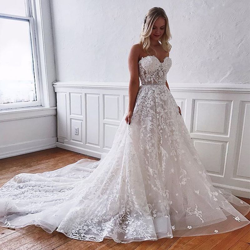 Bodenlanges A-Linien-Brautkleid mit herzförmiger Spitze