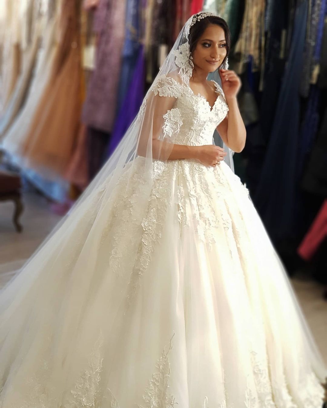 Wunderschönes langes schulterfreies Prinzessinnen-Brautkleid mit Spitze