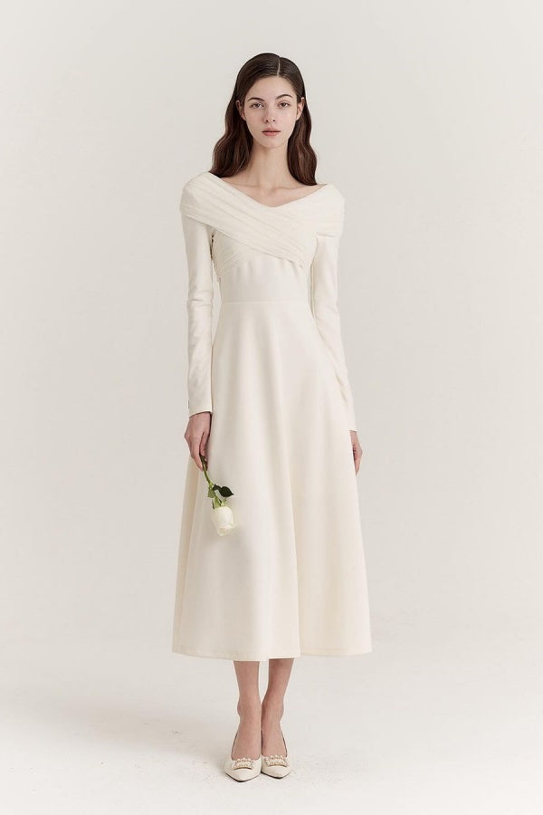 Weißes, elegantes Ballkleid mit langen Ärmeln