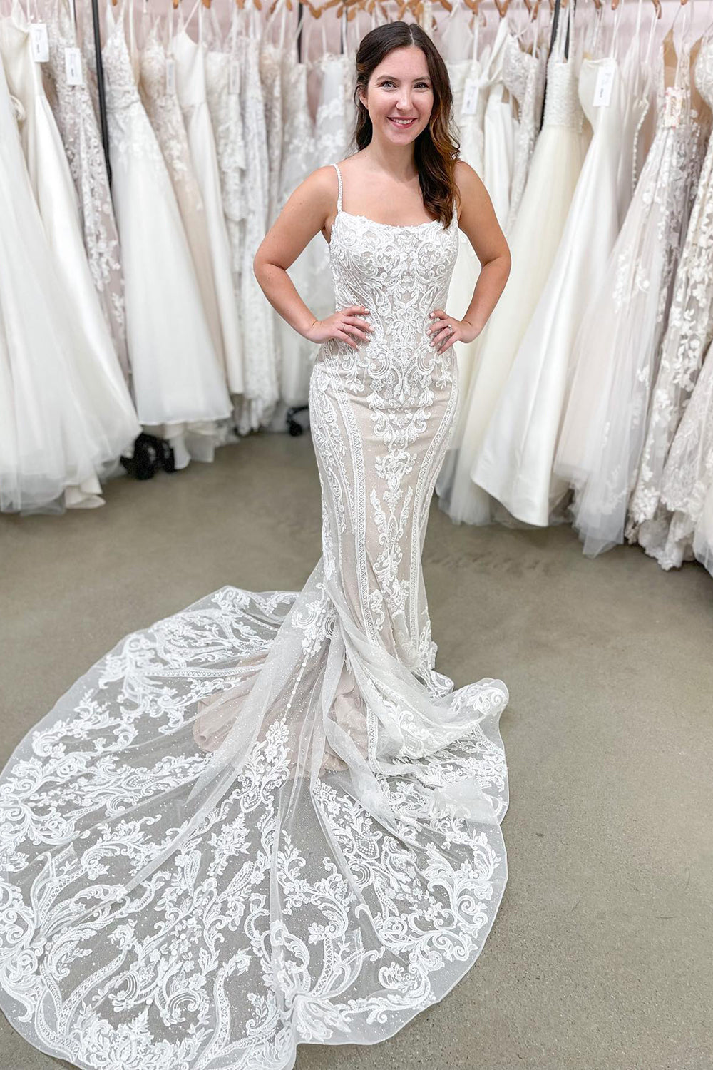 Wunderschönes rückenfreies Meerjungfrau-Brautkleid mit Spaghettiträgern und Spitzenapplikationen