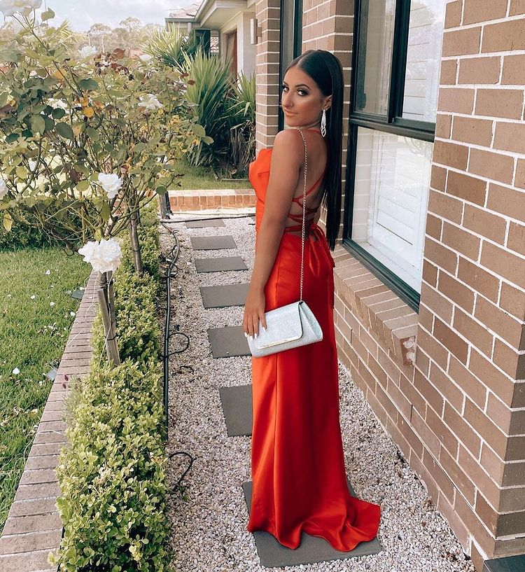 Rotes Abendkleid mit Spaghettiträgern und Schlitz