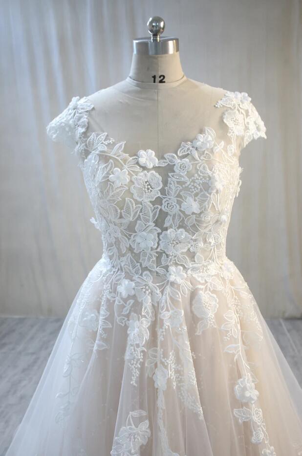 Bodenlanges Bateau-Brautkleid in A-Linie mit Spitzenapplikationen und Tüll
