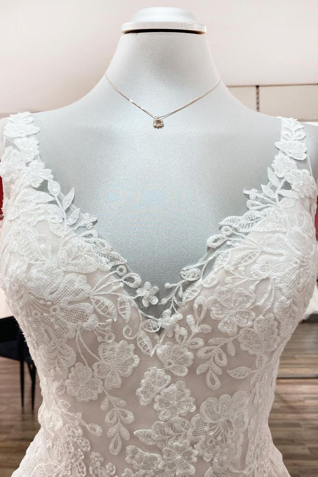 Schlichtes, langes Brautkleid in A-Linie, Tüll, Spitze, V-Ausschnitt, offener Rücken und Applikationen