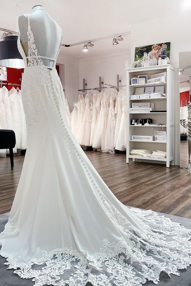 Langes Brautkleid im Meerjungfrau-Stil aus Satin mit V-Ausschnitt, offenem Rücken und Spitzenapplikationen