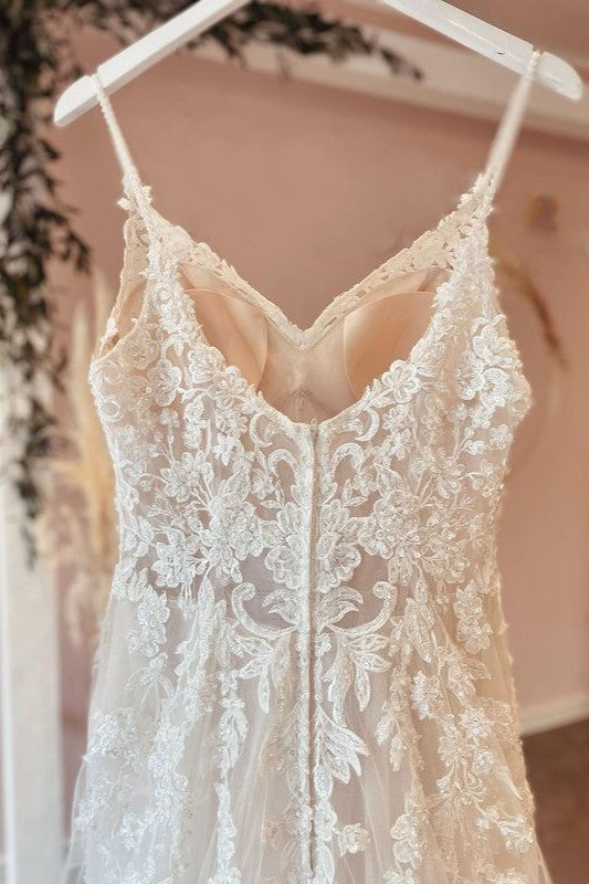 A-Linien-Brautkleid mit Spaghettiträgern, herzförmigem Tüll und Spitzenapplikationen