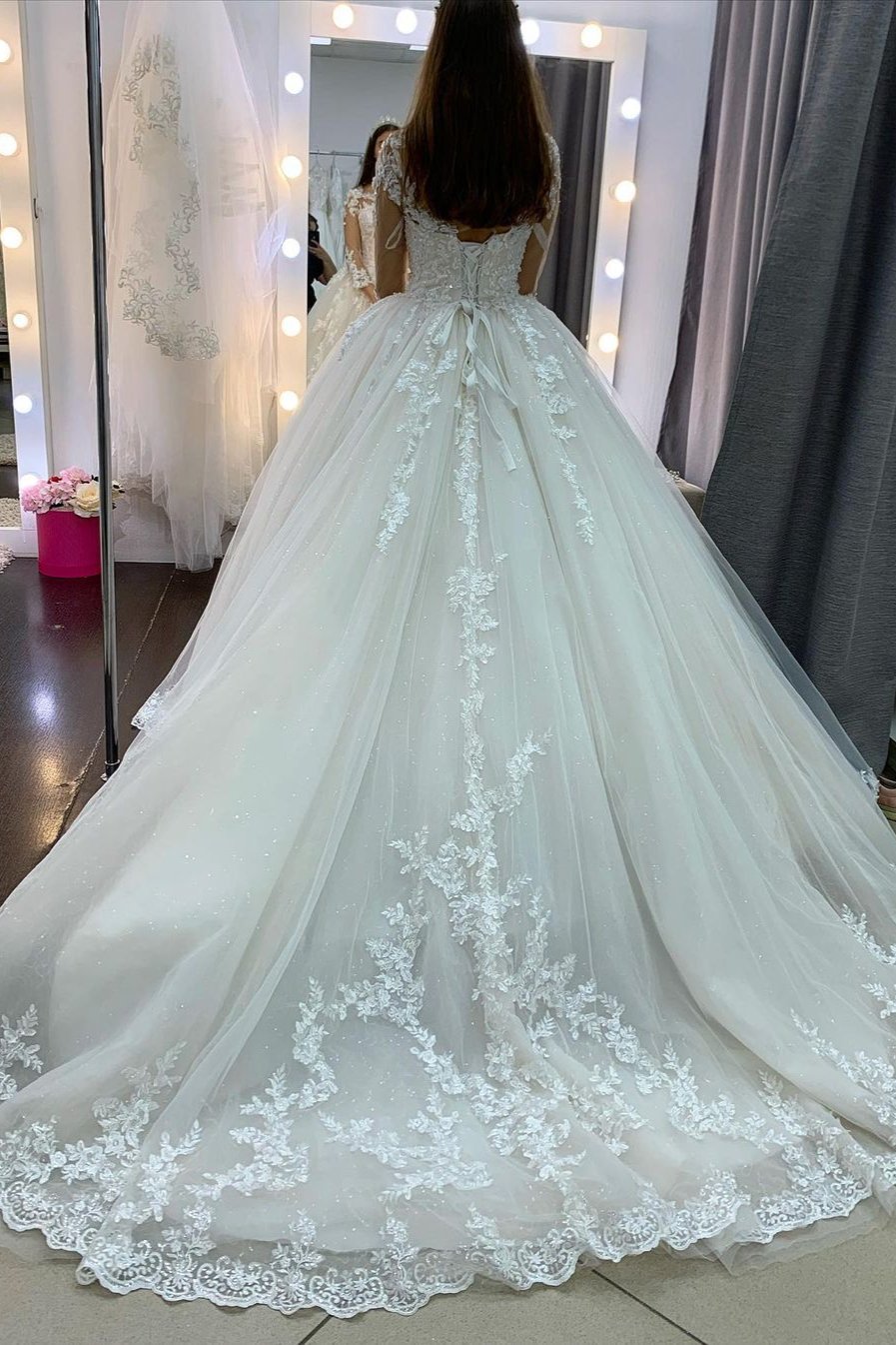 Bateau-Brautkleid im Prinzessin-Stil mit langen Ärmeln, bodenlang und Applikationen aus Spitzentüll