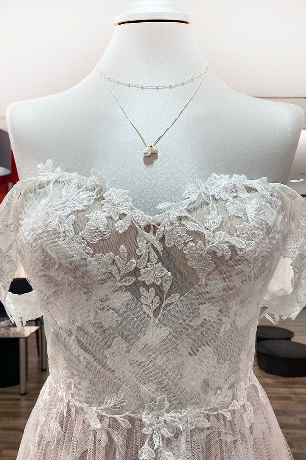 A-Linien-Brautkleid mit schulterfreien Rüschen und Spitzenapplikationen