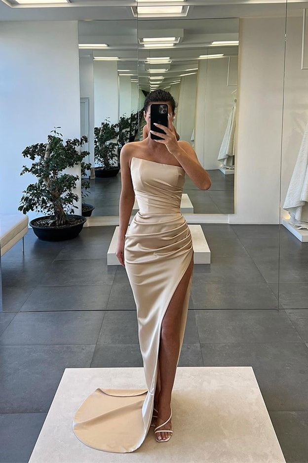Ärmelloses, trägerloses, langes Abendkleid im Meerjungfrau-Stil mit Schlitz