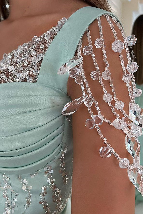 Erstaunliches mintgrünes Ballkleid mit Flügelärmeln, langem Vorderschlitz und Perlenknöpfen