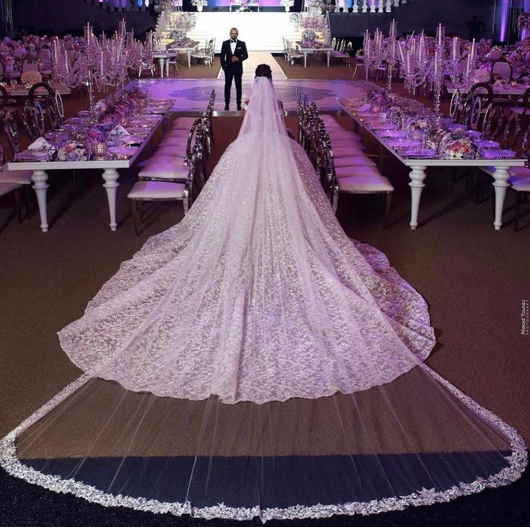 Langes, ärmelloses, schulterfreies Spitzenhochzeitskleid im Prinzessin-Stil
