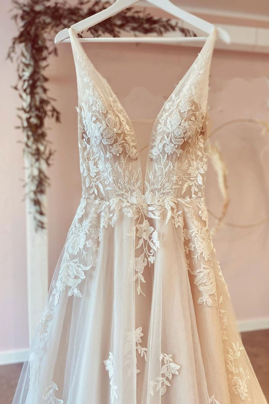 Bodenlanges Brautkleid aus Tüll in A-Linie mit tiefem V-Ausschnitt