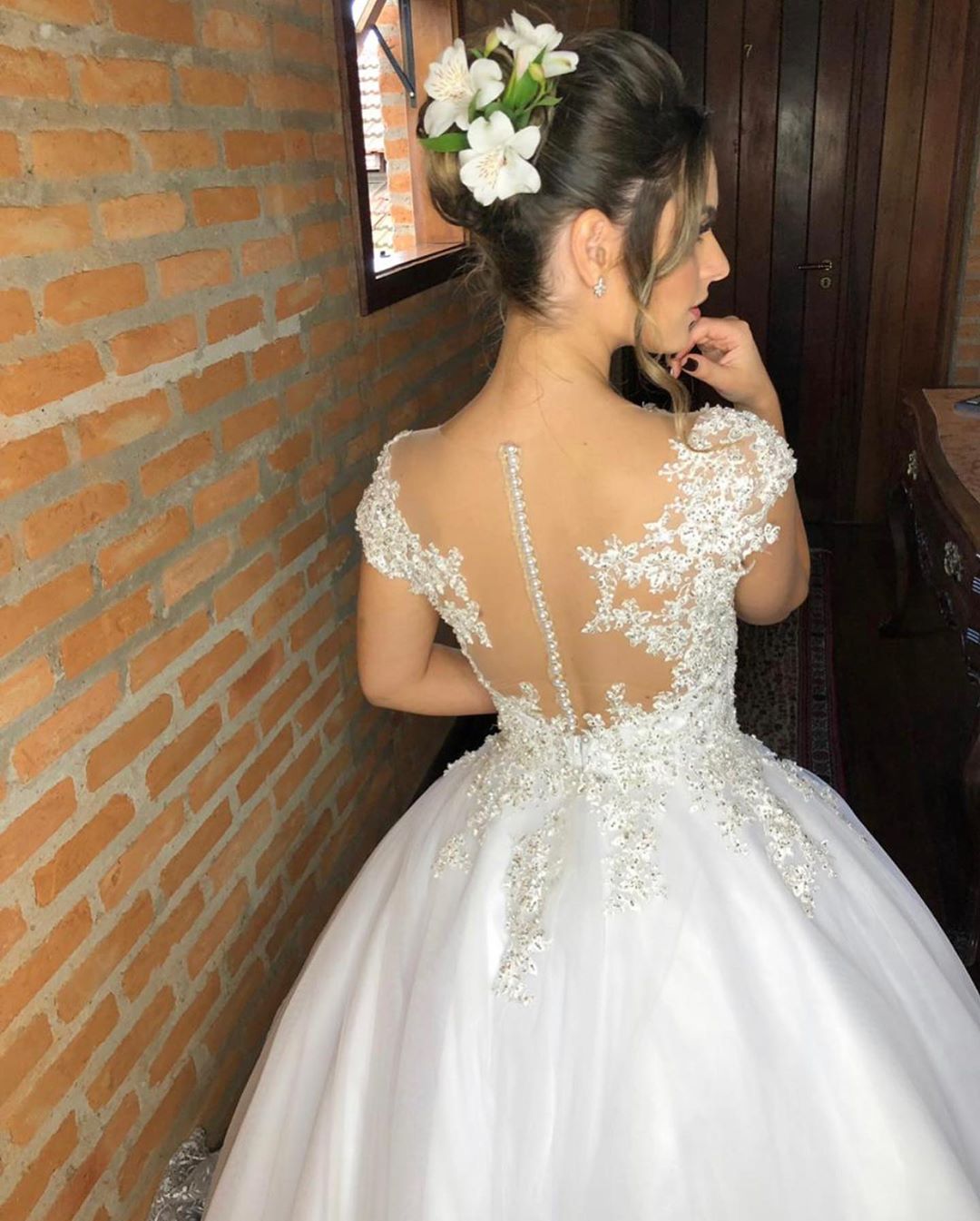 Bodenlanges Brautkleid mit herzförmigem Träger, Spitze, V-Ausschnitt und Applikationen