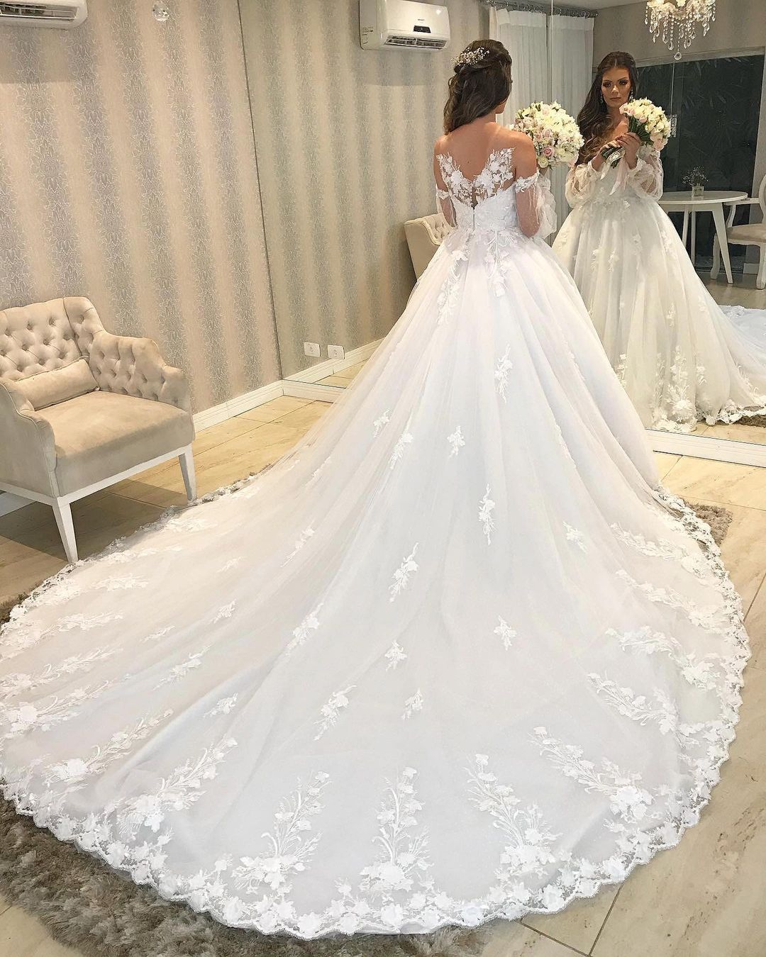 Elegantes langes schulterfreies Prinzessin-Brautkleid mit Blasenärmeln